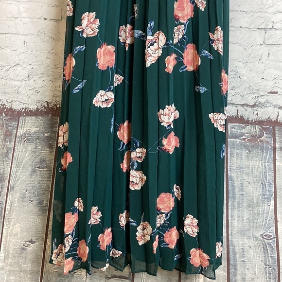 Lulus Loved By You Dark NWT Green Rose Floral Pleated Chiffon Maxi Dress Sz M - Picture 7 of 15